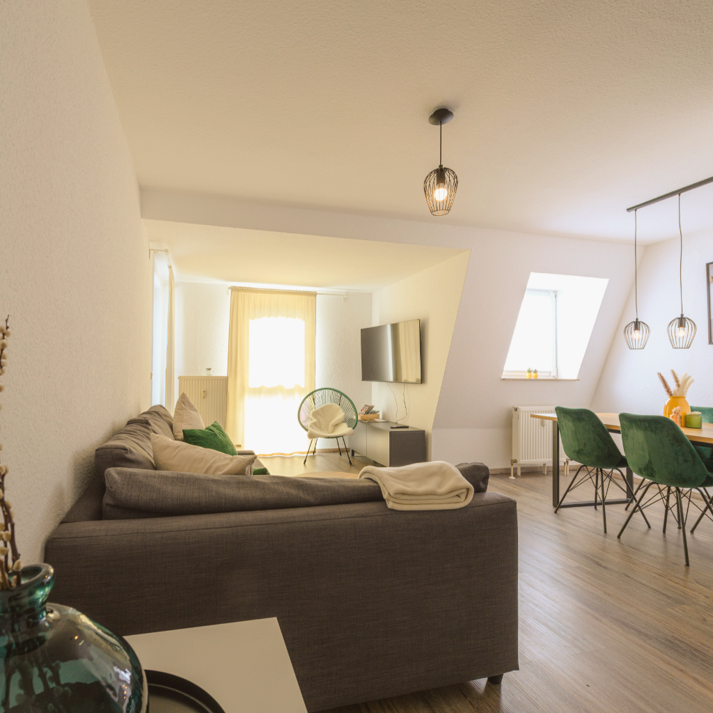 Heller Wohnbereich der Ferienwohnung Maxi I mit Sofa und Tageslicht